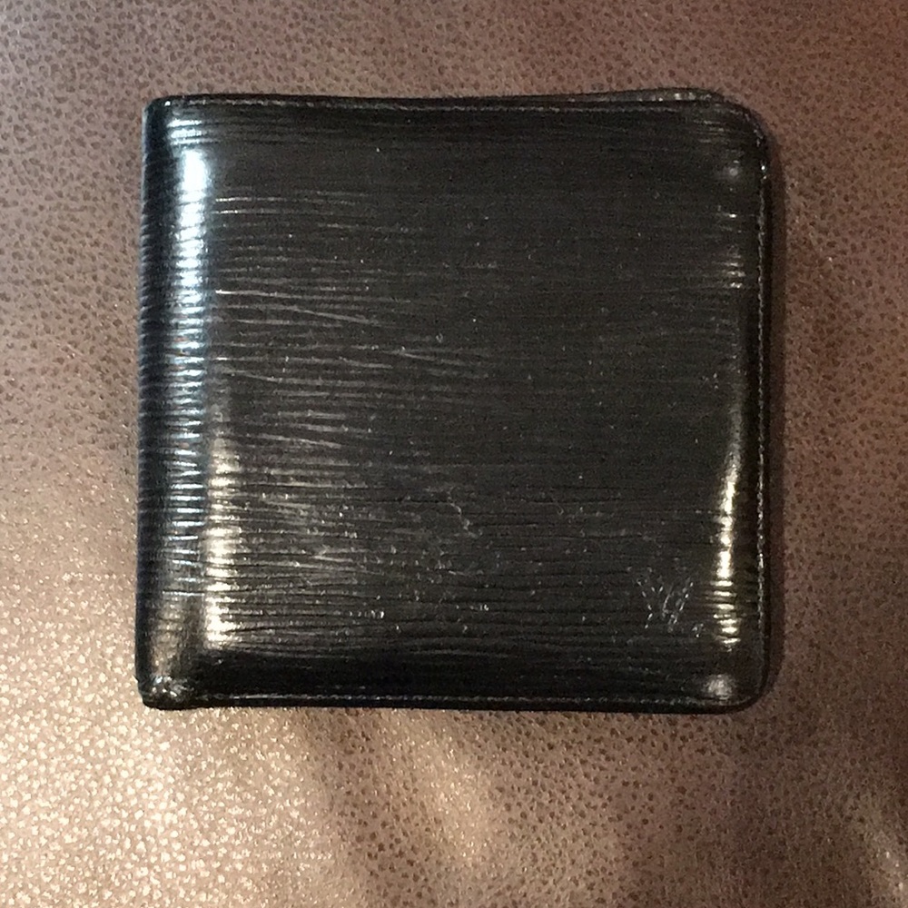 LOUIS VUITTON LV Black Epi Leather BiFold Wallet